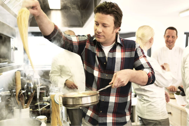 Jamie Oliver Cooking at Scandic, foto: Wikipedia Commons, autor: Scadic Hotels, licence CC BY 4.0